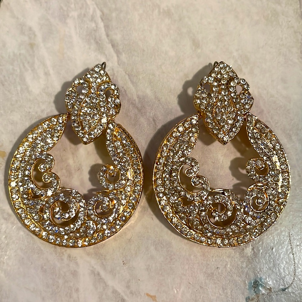 Beautiful earrings perfect for formal look!!💟🫶